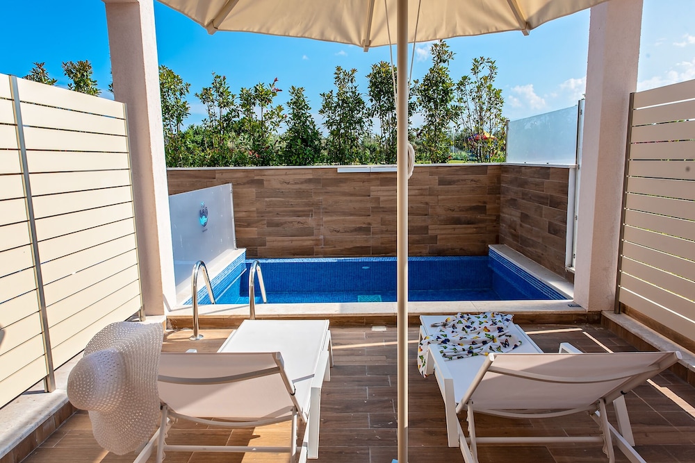 Deluxe Suite, Private Pool, Garden View photo 3