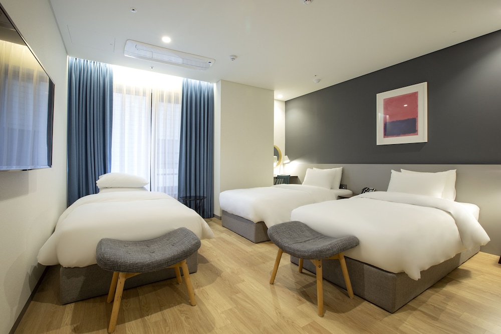 Triple Room, 3 Twin Beds photo 3