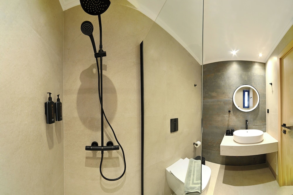 Deluxe Double / Twin Room with Side Sea View - Photo 7