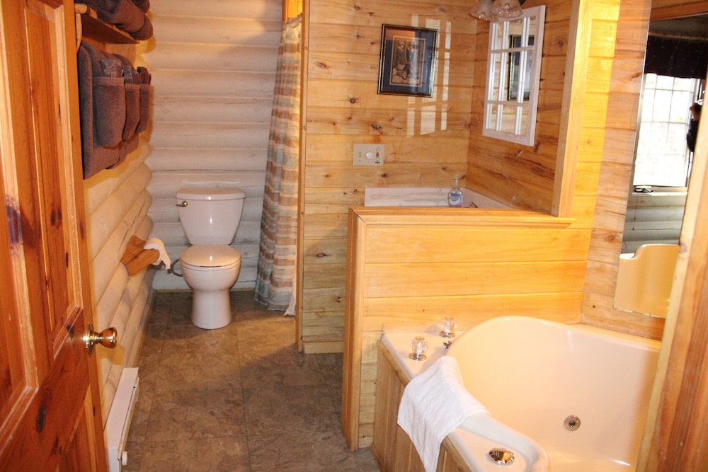 Whirlpool Log Cabins (6 person) photo 2