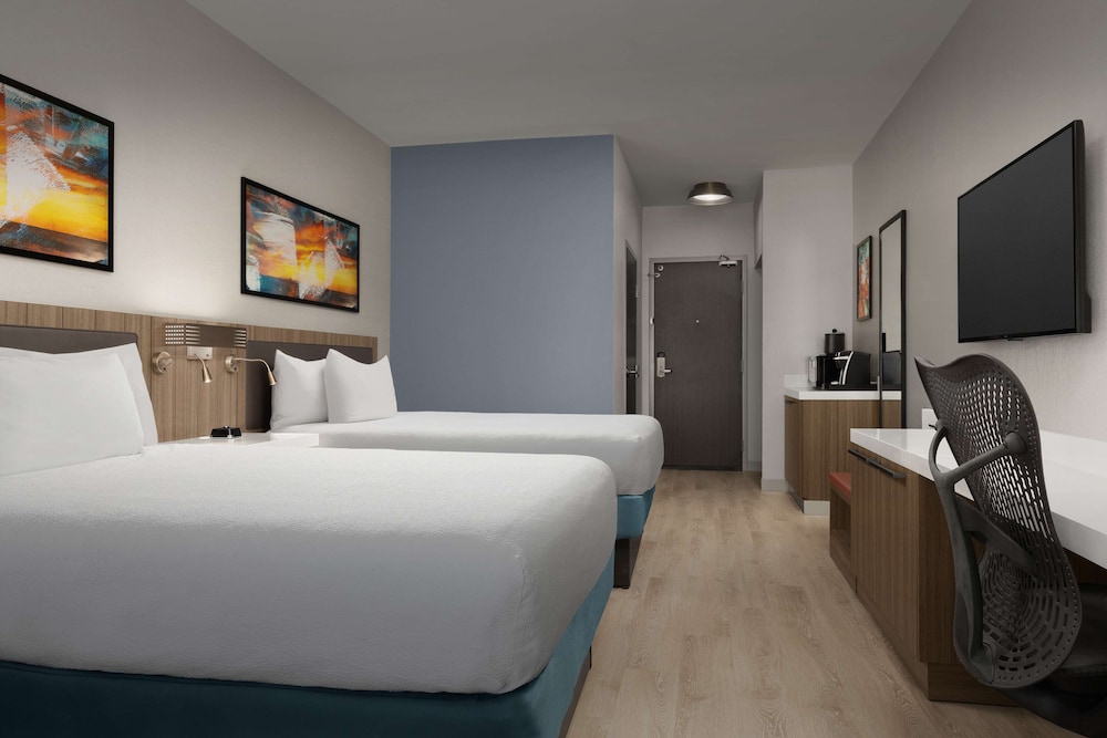 Room, 2 Queen Beds, Bathtub (with Tub and Shower) photo 3