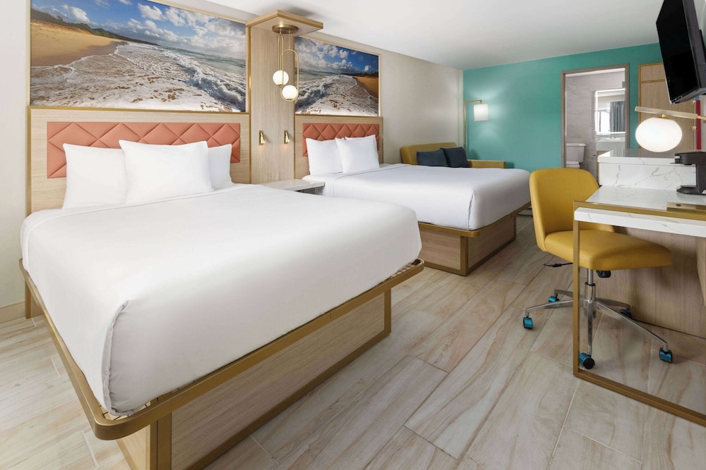 Room, 2 Queen Beds, Non Smoking, Pool View photo 1