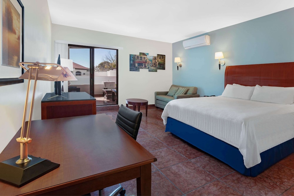 Suite, 1 King Bed, Non Smoking - Photo 4