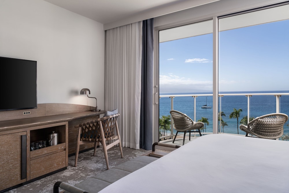 Room, 1 King Bed, Roll-in Shower, Resort View (mobility Accessible, Kukahi)