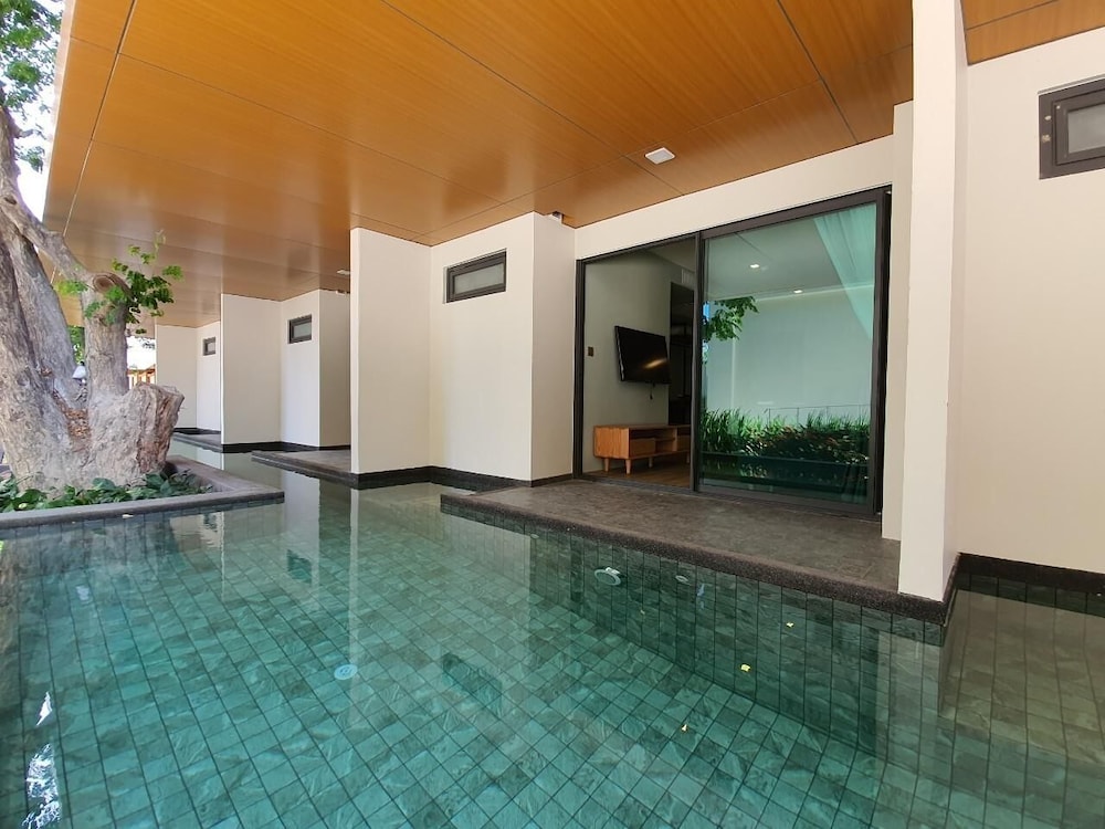 Superior Room, 2 Twin Beds, Non Smoking, Pool View