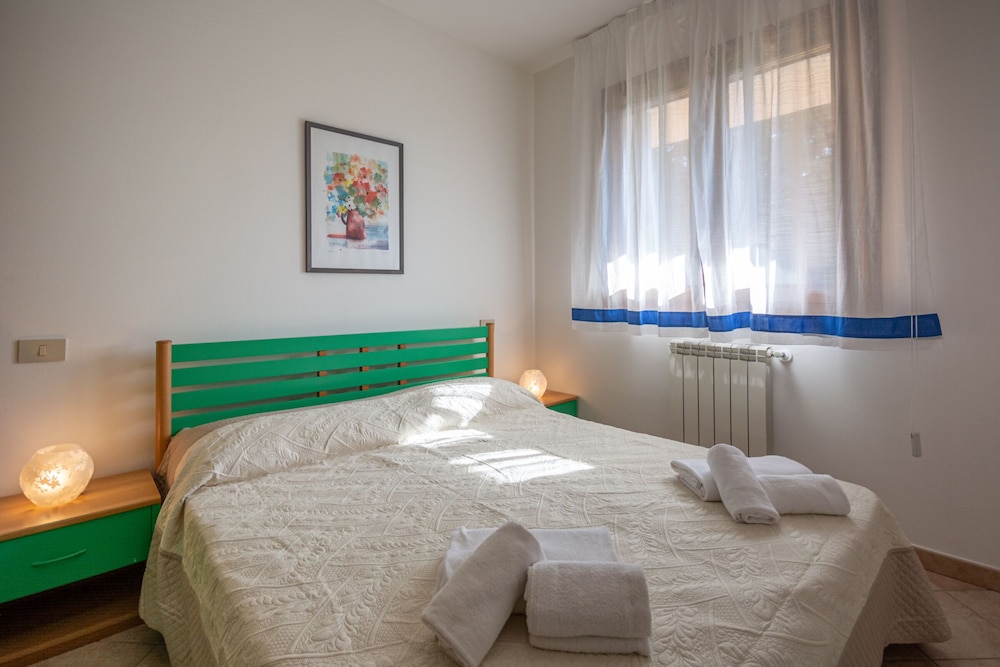 Family House, Multiple Beds, 2 Bathrooms, Garden Area (Albarella V3 5) photo 1