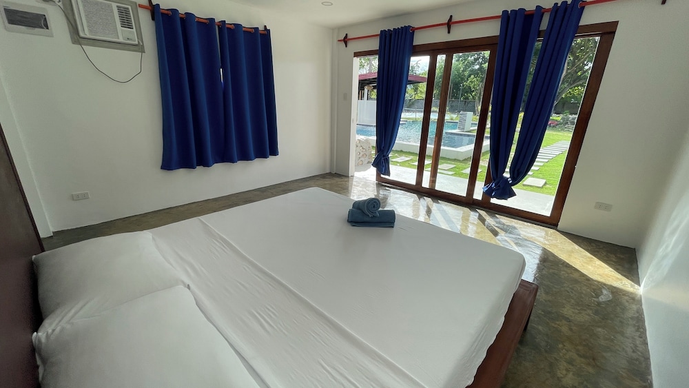 Signature Room, 1 King Bed, Pool View