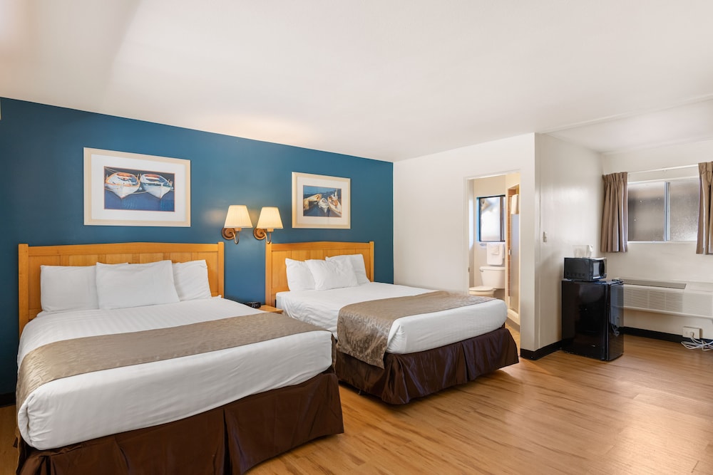Room, 2 Queen Beds, Poolside, Pet Friendly