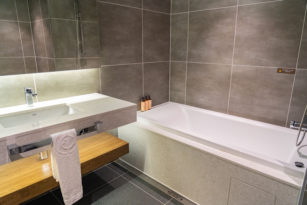 Suite, Multiple Beds, Non Smoking, Corner (Corner Suite) - Photo 4