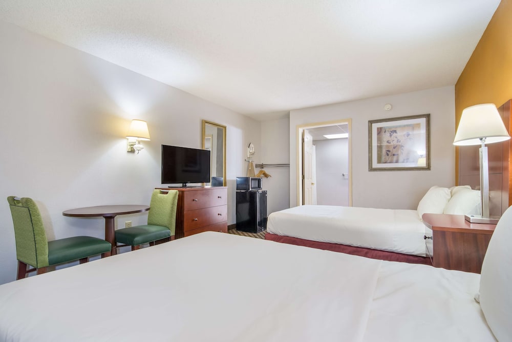 Room, 2 Double Beds, Accessible, Smoking photo 3