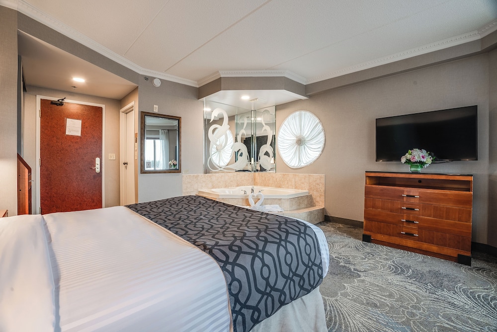 Queen Suite with Jetted Tub photo 3