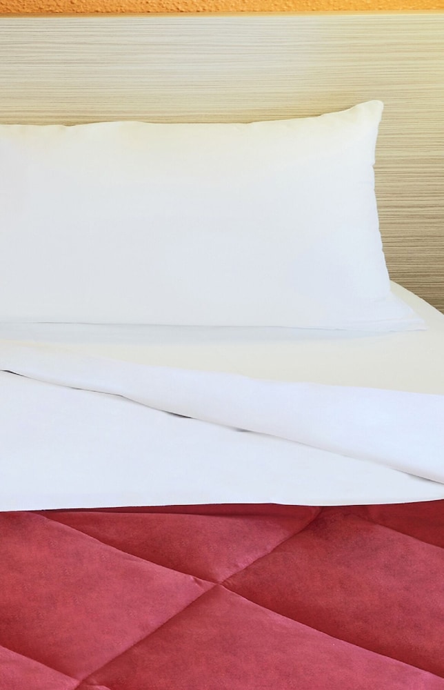 Standard Room, 3 Twin Beds - Photo 8