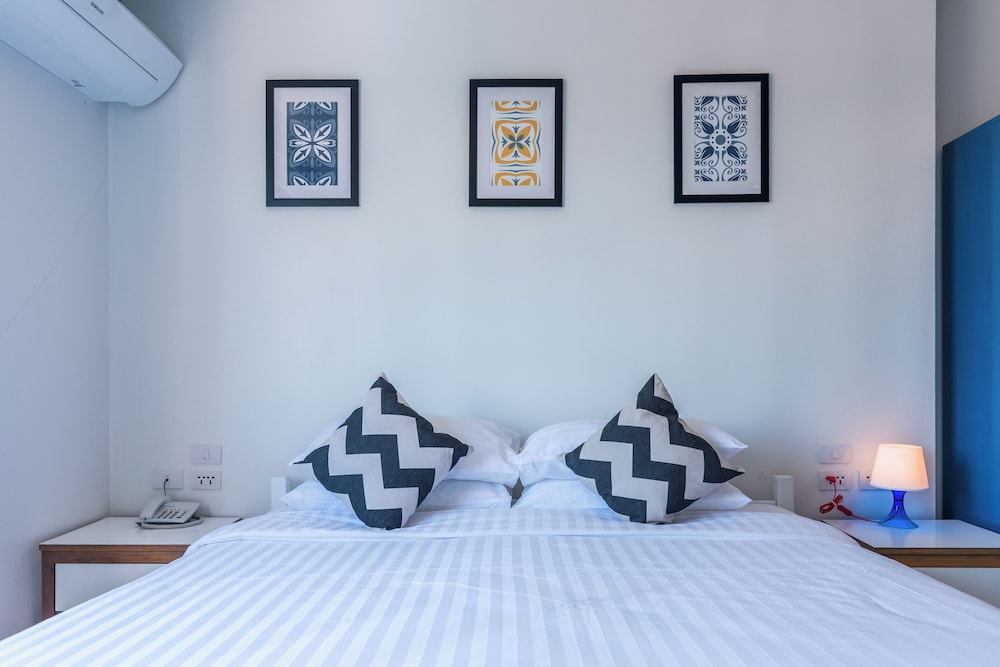 Deluxe Room, 1 King Bed, Pool View (Studio Pool View King) photo 2