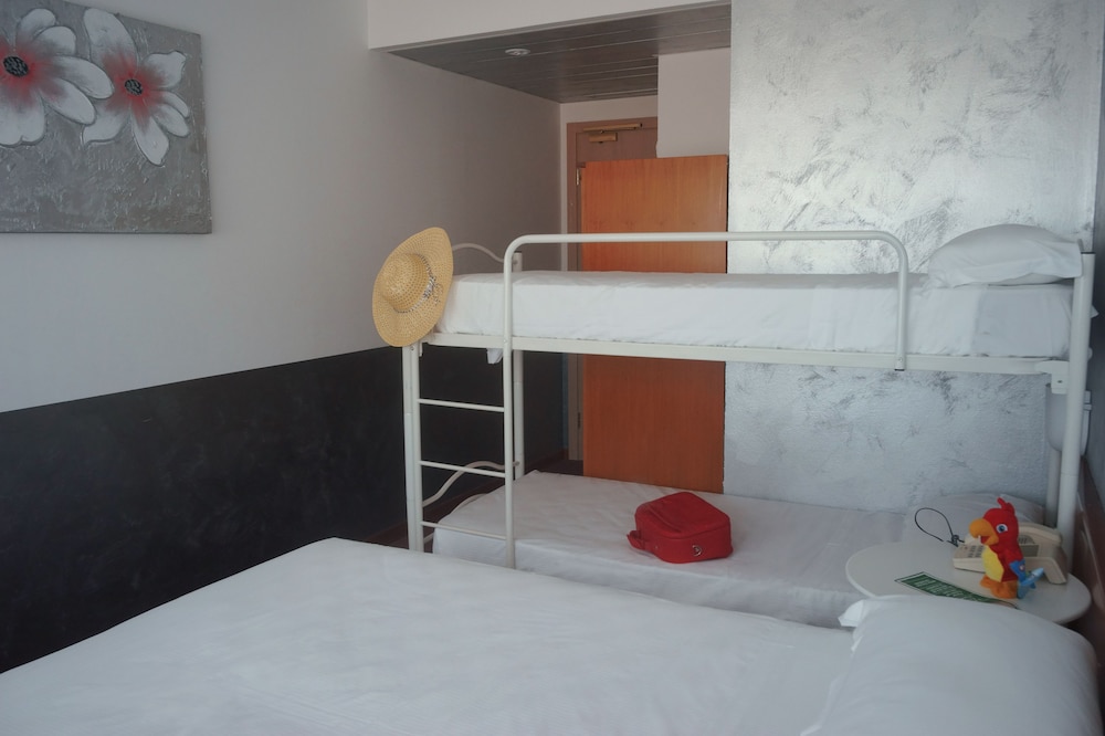 Quadruple Room thumbnail 5