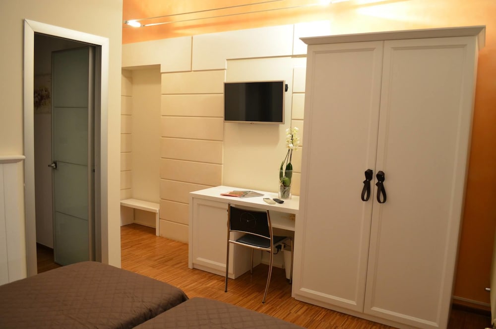 Deluxe Double or Twin Room, Balcony photo 3