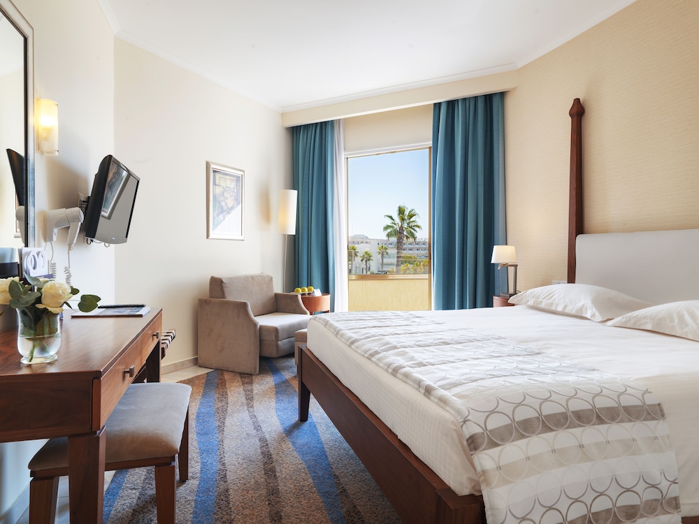 Deluxe Room, Partial Sea View - Photo 1