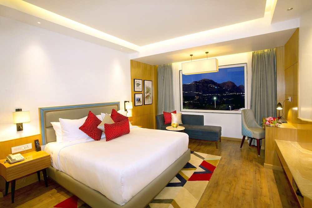 Luxury Room, 1 King Bed, Non Smoking - Photo 1