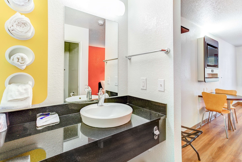 Deluxe Room, 2 Queen Beds, Non Smoking, Refrigerator & Microwave - Photo 6
