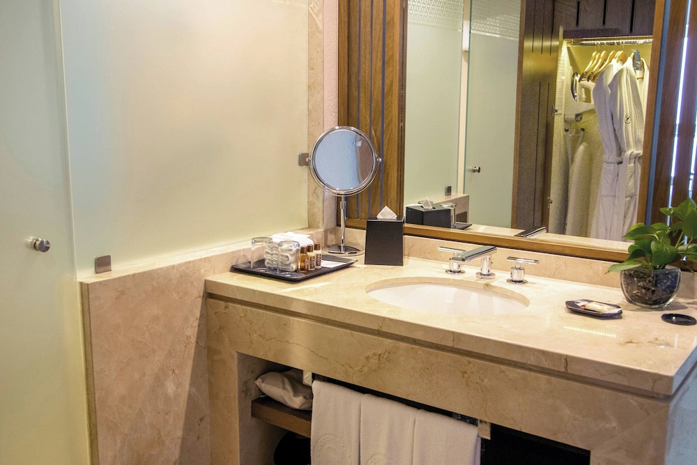 Deluxe Room, 1 King Bed, Ocean View - Photo 8