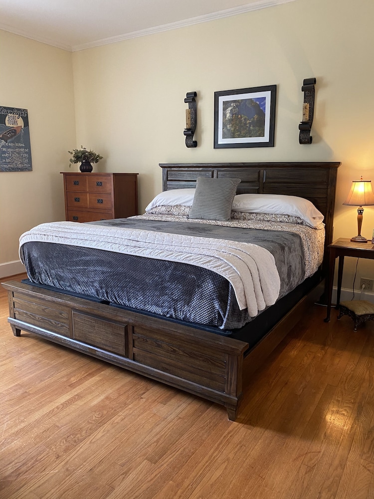 Luxury Room, 1 King Bed, Non Smoking, Mountain View (Pet Friendly) photo 3