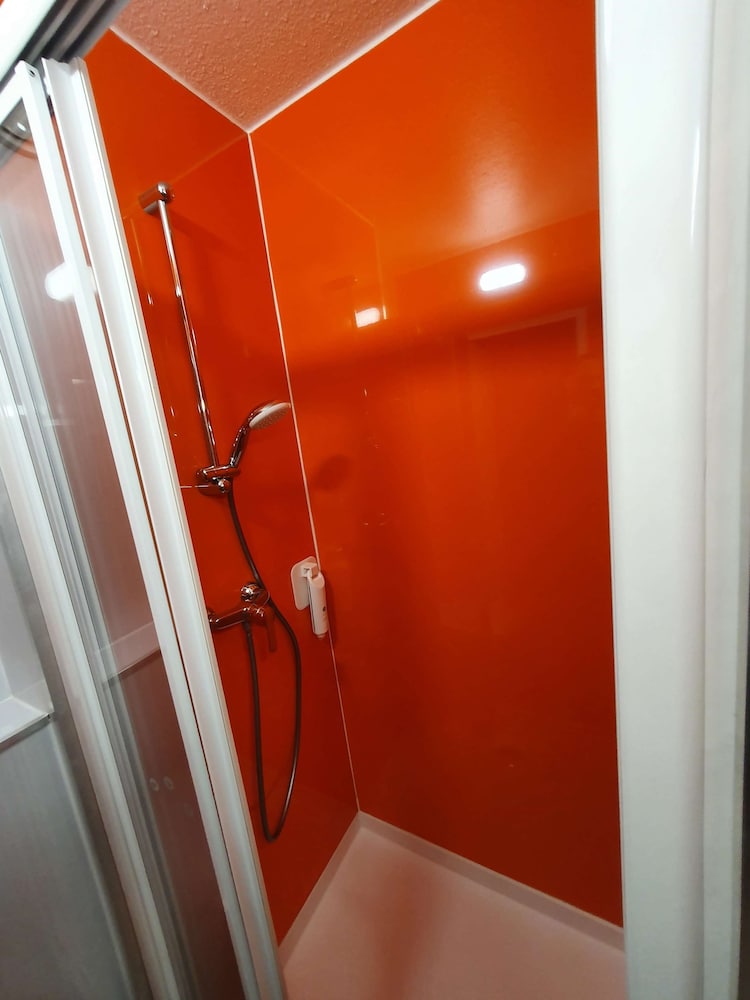 Standard Room, 2 Twin Beds - Photo 33