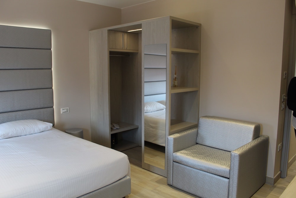 Deluxe Double or Twin Room, Lake View photo 3