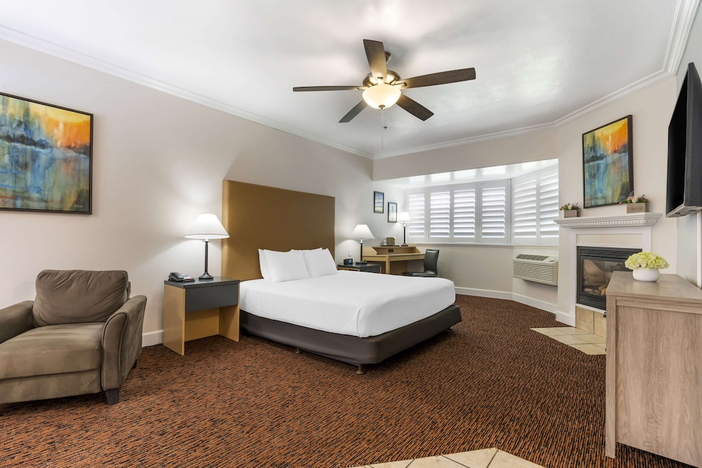 Suite, 1 King Bed, Non Smoking, Fireplace photo 2