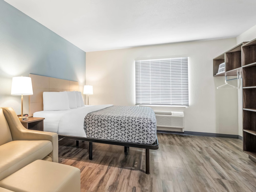 Suite, 1 King Bed, Non Smoking photo 2