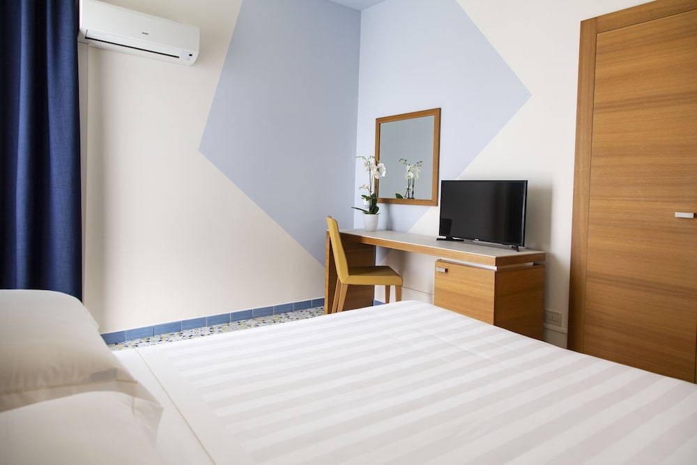 Deluxe Double or Twin Room, Sea View photo 3