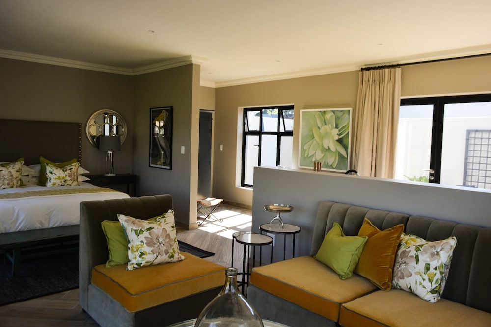 Superior Studio Suite, 1 King Bed, Non Smoking, Mountain View photo 2