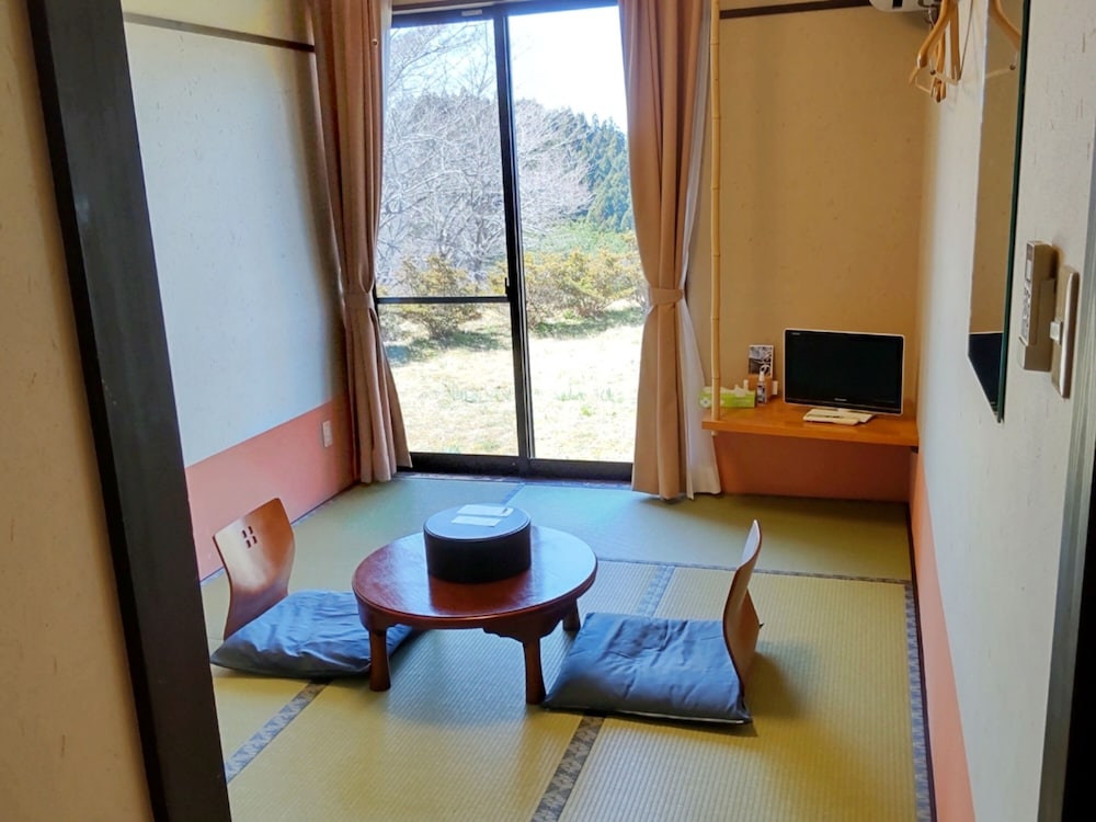 Basic Triple Room, Non Smoking, Mountain View photo 2
