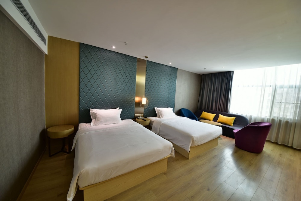 Family Room, Multiple Beds photo 3