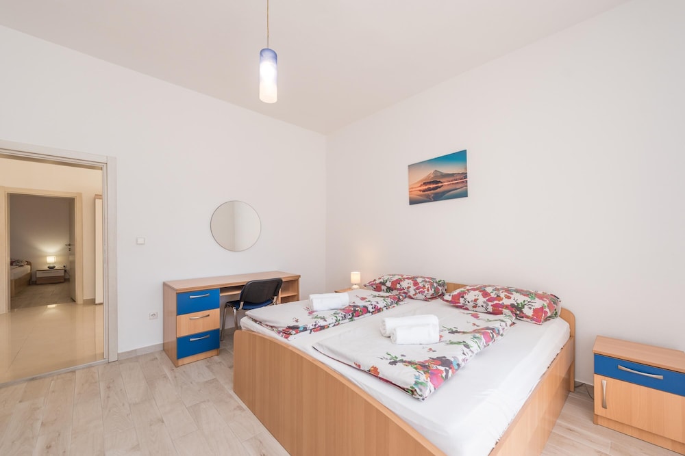 Family House, Multiple Bedrooms, 2 Bathrooms (Family Friendly Pool House Ana)