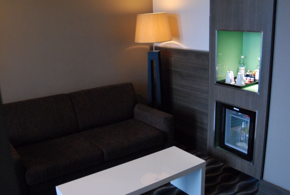 Suite, 1 King Bed, Balcony - Photo 2
