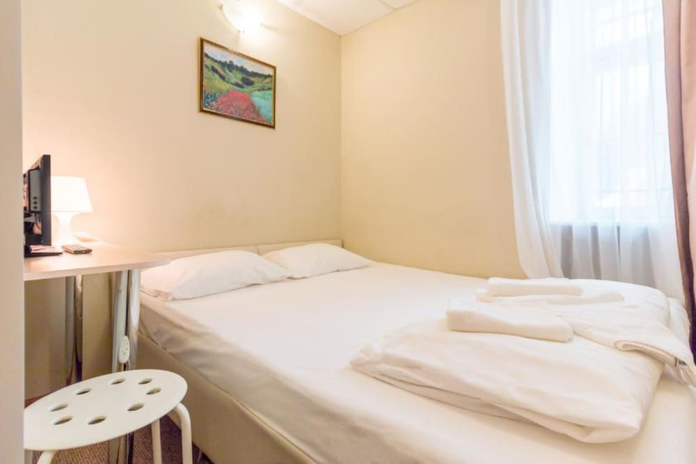Single Room, 1 Large Twin Bed, Non Smoking, Kitchenette (Studio) photo 1