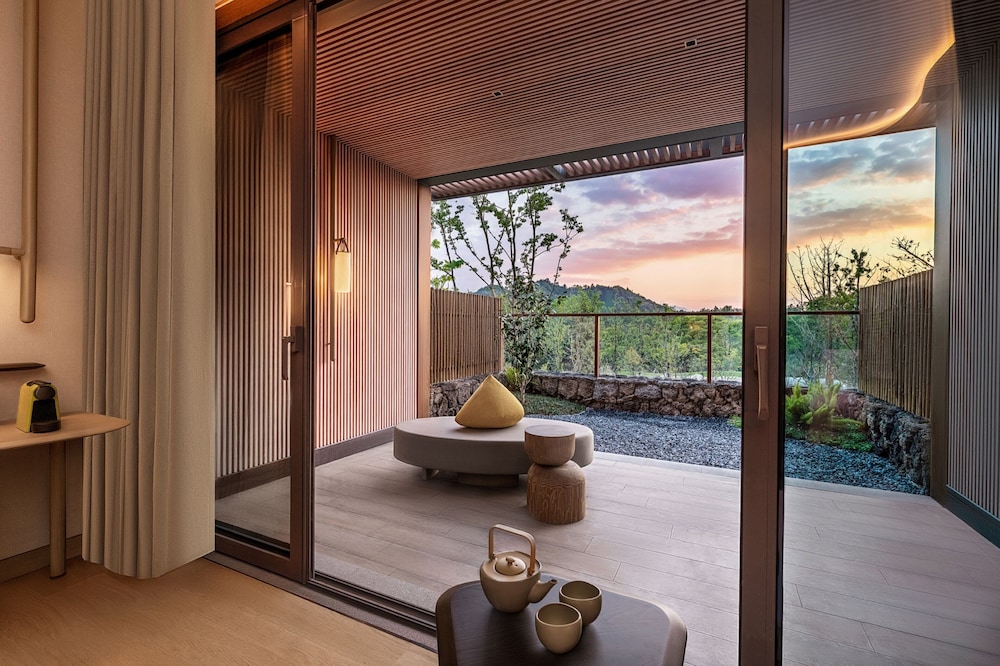 Standard Room, 1 King Bed, Mountain View - Photo 4