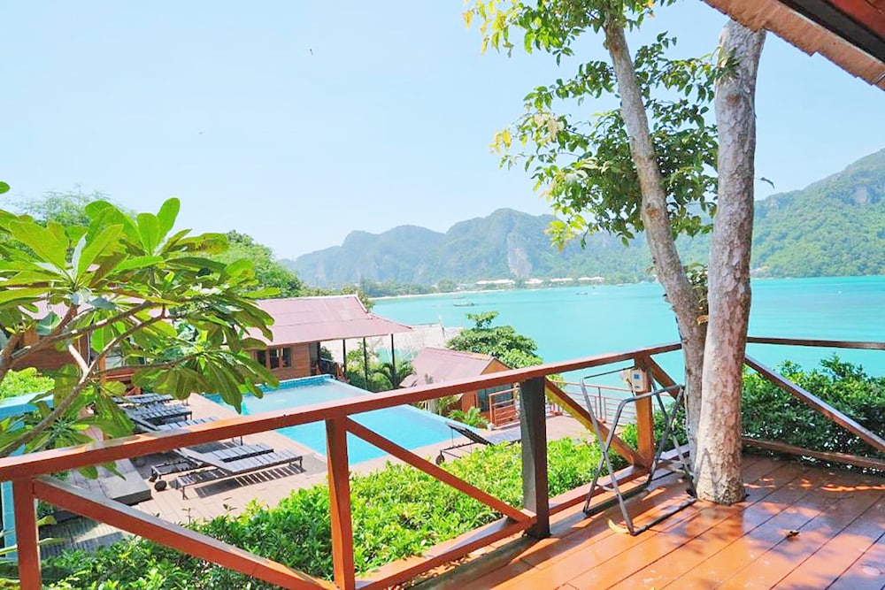 Deluxe Family Bungalow photo 2