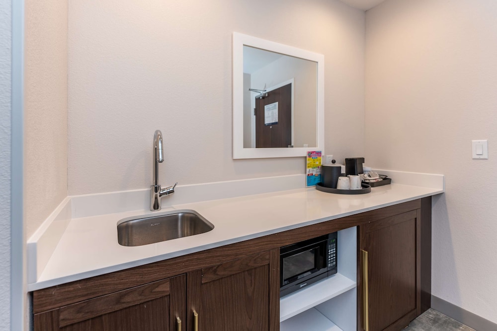 Suite, 2 Queen Beds, Accessible, Refrigerator & Microwave - Photo 4