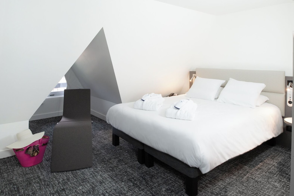 Junior Suite, 1 King Bed, Non Smoking, Housekeeping - Photo 6