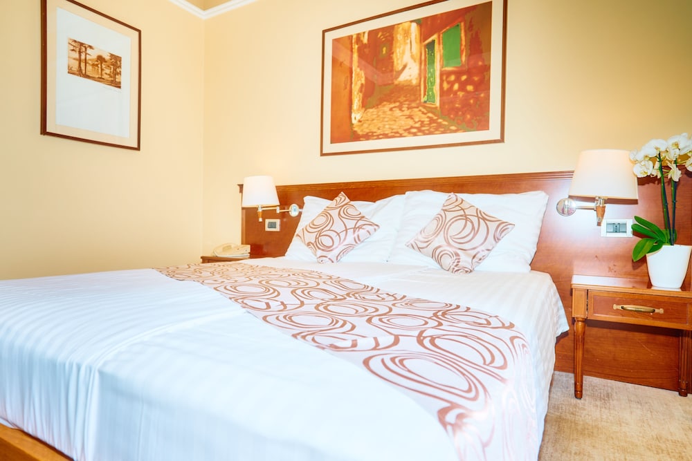 Standard Double or Twin Room, 1 Bedroom, Partial Sea View - Photo 6