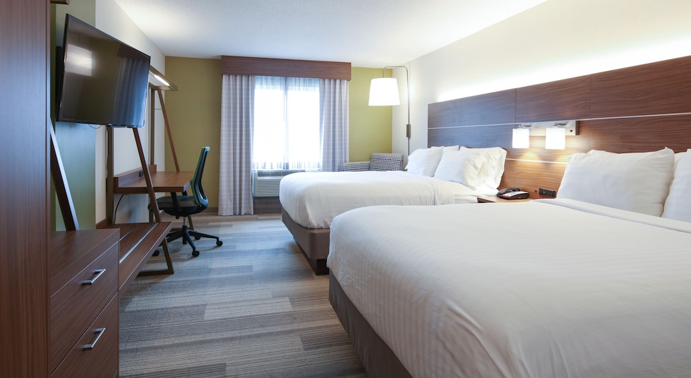 Suite, 2 Queen Beds - Photo 2
