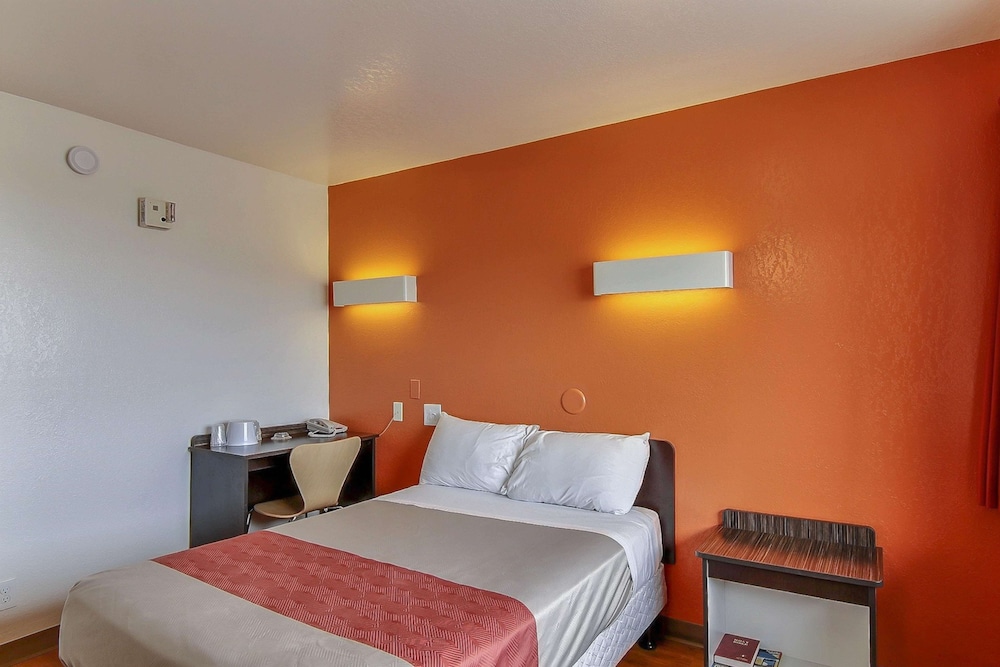 Standard Room, 1 Queen Bed, Non Smoking photo 3