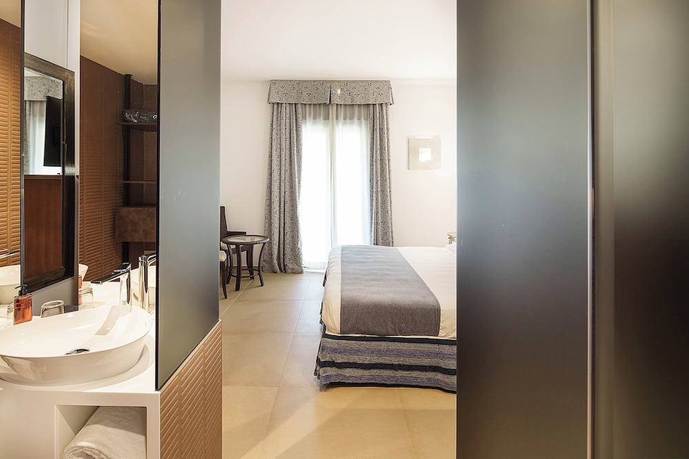 Deluxe Room - Photo 13