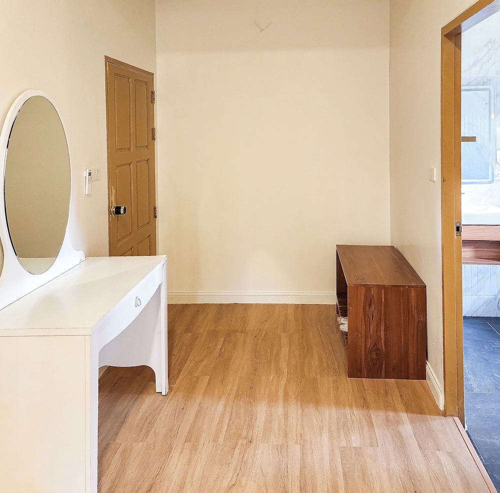Deluxe Room with Bathtub - Photo 13