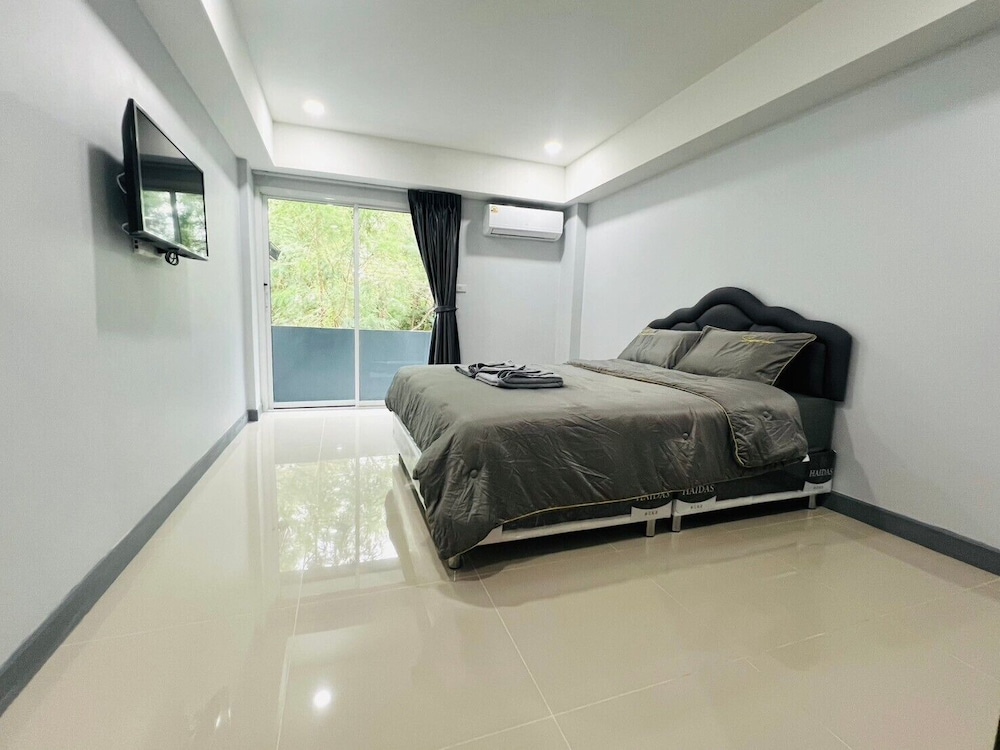 Economy Room, 1 Queen Bed, Garden View