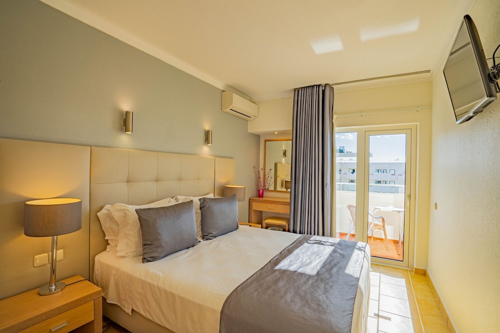 Suite, Pool View (2AD + 1CH AI)