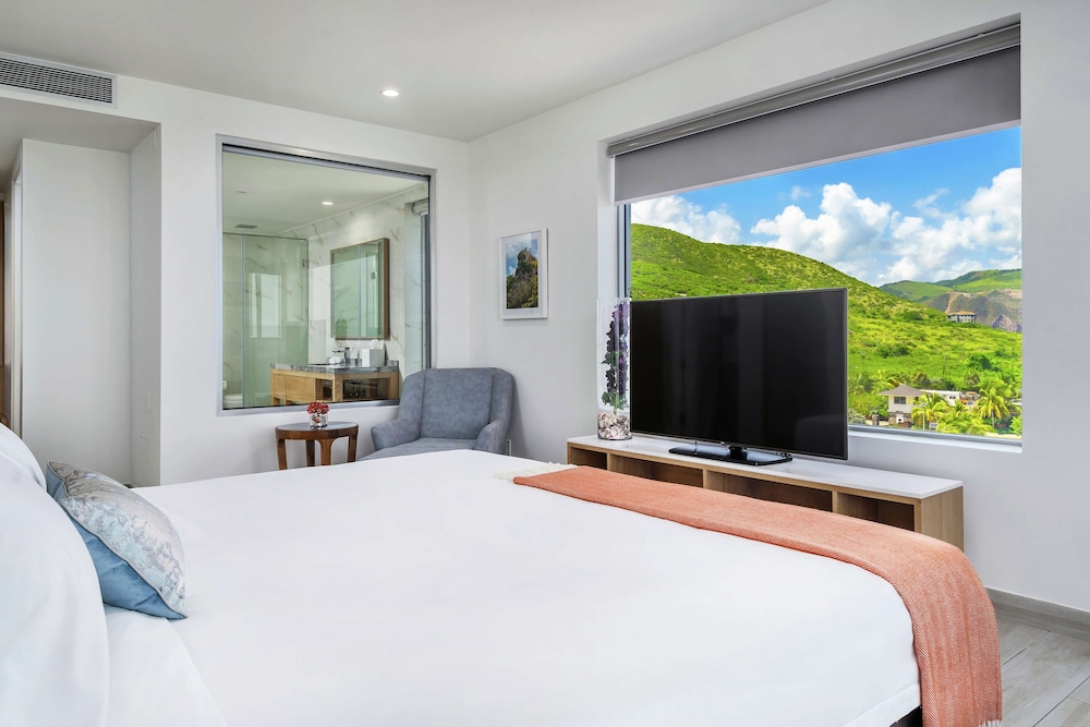 Suite, 1 King Bed, Balcony, Oceanfront - Photo 3