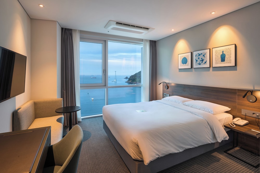 [Traveler PKG] Superior Double Room, Ocean View + Carrier Pouch