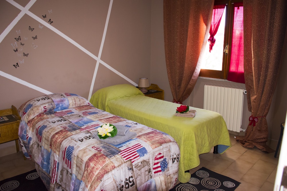 Standard Twin Room, 2 Twin Beds, Shared Bathroom
