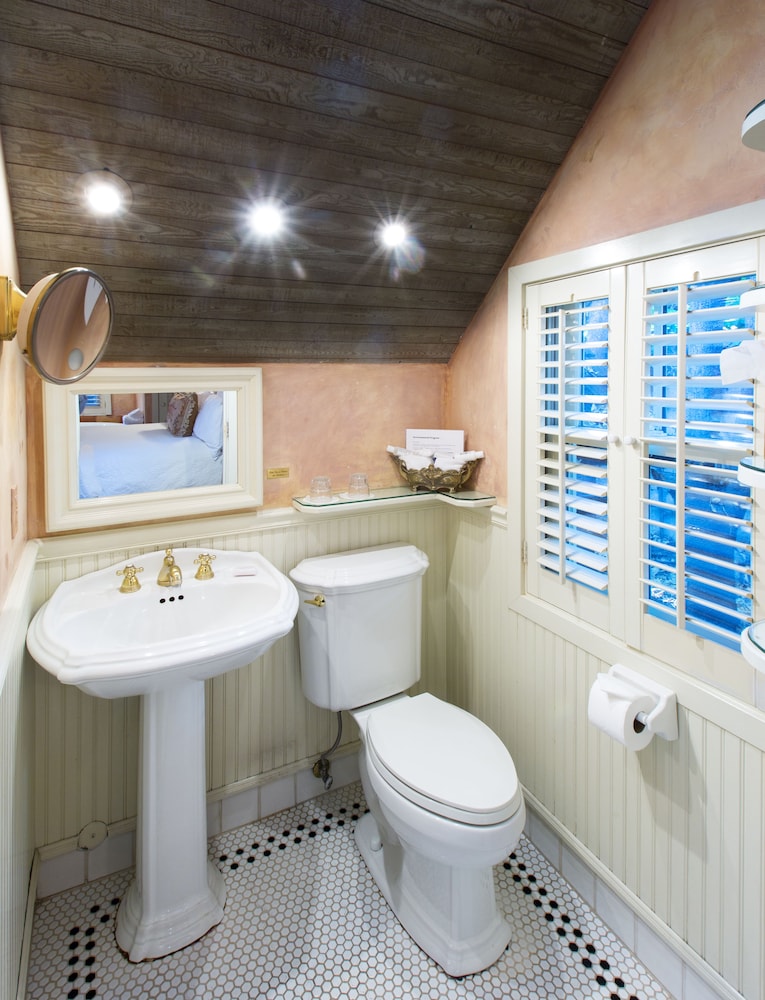 Luxury Cottage, 1 Queen Bed, Jetted Tub, Fireplace (Greenwich Cottage) - Photo 2